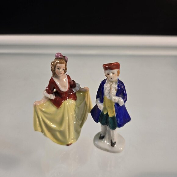 Vintage 1940s Occupied Japan Colonial Couple Post WWII Era Porcelain Figurines - Picture 1 of 7